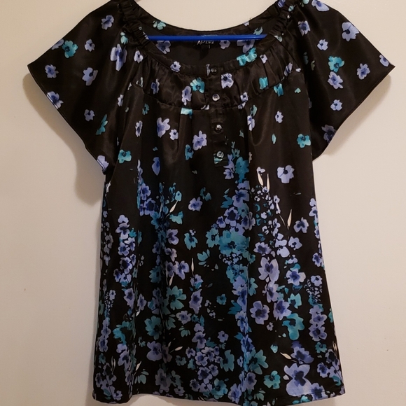 Apt. 9 Tops - 🛍 2/$6 🛍 Black & blue flower top